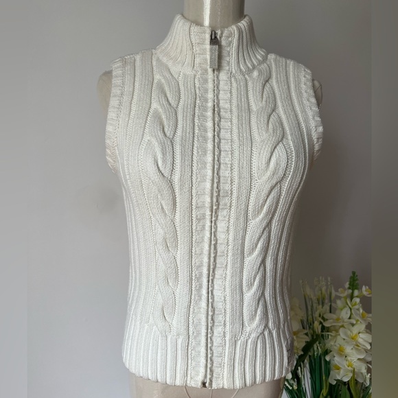 TOMMY HILFIGER Youth Sweater Vest in white. Size Large (12-14) - Picture 2 of 6